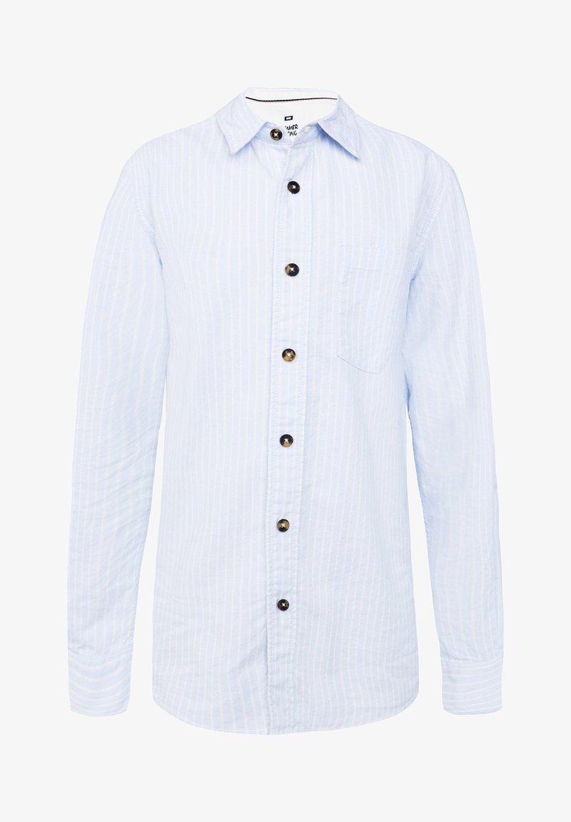 Ljusblå skjorta med knappar och tunna vita ränder, med en framficka, långa ärmar och bruna knappar längs mitten av knappslån.