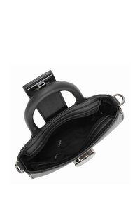 Borsa a tracolla in pelle nera con manico arrotondato, scomparti con zip e una chiusura in argento lucido. L'interno presenta una morbida fodera nera.