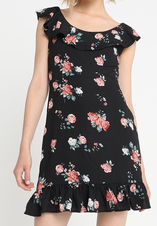 Černé květinové šaty s volánkovým výstřihem a rukávy, zdobené růžemi v bílé a růžové barvě, s volánkovým lemem. Lehce látková textura.