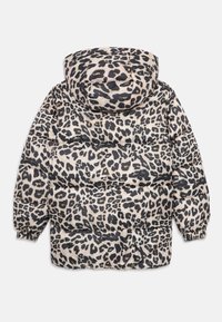 Tīklu raksta puffer jaka ar kapuci, kurai ir bēša un melna krāsu shēma, elastīgas aproces un šūti faltas.