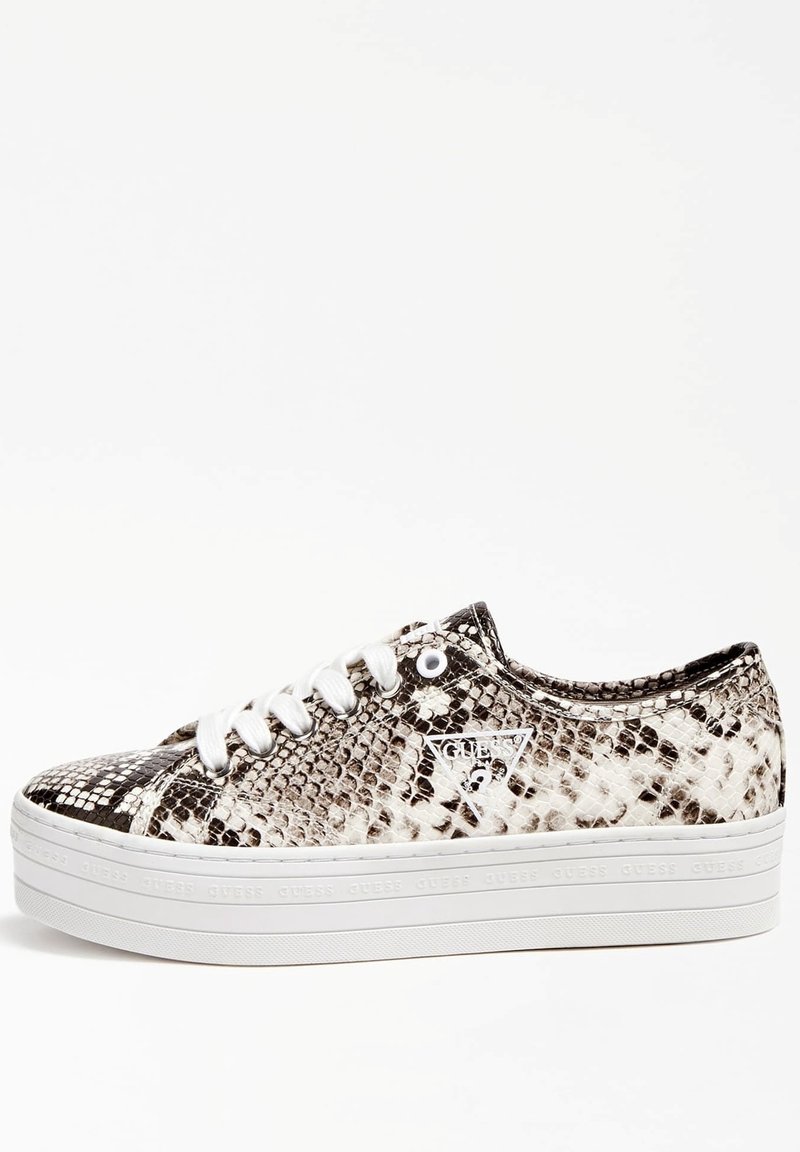 Baskets basses pour femmes avec semelle plateforme blanche et motif peau de serpent marron et beige, avec logo GUESS sur le côté.
