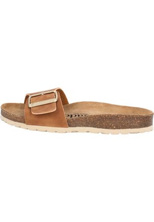 Sandalo tipo slide in suede marrone con grande fibbia metallica, sottopiede in sughero e suola in gomma bianca scanalata, vista laterale.