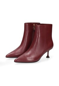 Bordeauxleren enkelboots met puntige neus, zijritssluiting en dunne stilettohak, met een gladde textuur en minimalistisch ontwerp.