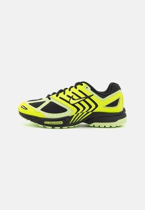 Jasnożółty i czarny but do biegania Nike z panelami siateczkowymi, czarnymi sznurowadłami oraz tekstem "Full Length Nike Air" na boku podeszwy.