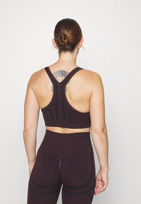 ICANIWILL RUSH SEAMLESS BRA - Vidutiniškai krūtinę prilaikanti sportinė liemenėlė - burgundy