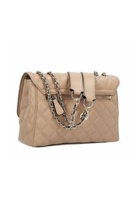 Beige Stepp-Handtasche aus Kunstleder mit silberner Kettenriemen, Reißverschlusstasche und Doppelring-Akzenten. Verfügt über eine glatte Textur und eine strukturierte Form.