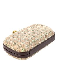 Petit clutch rectangulaire beige avec motif tissé de lettres et symboles, bordure brun foncé et fermoir doré sur fond blanc.