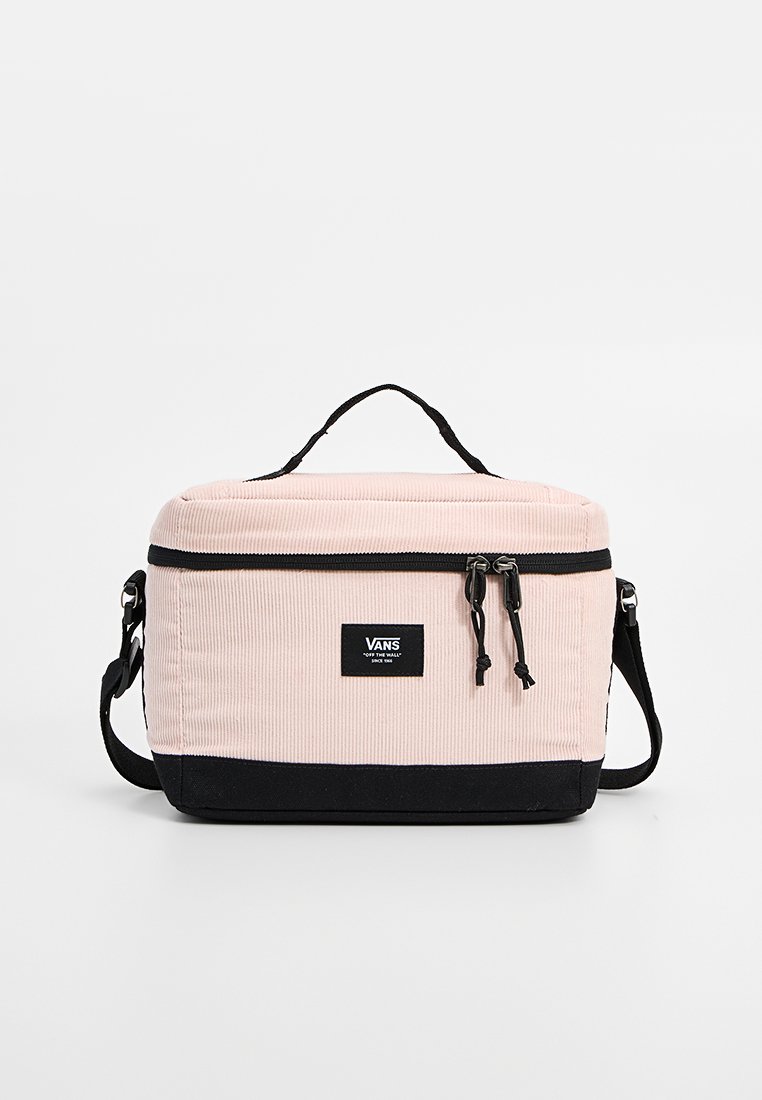 Bolso de pana rosa con acentos en negro, cierre de cremallera, asa superior y correa ajustable. Presenta un parche con el logo en la parte frontal.