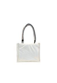 Witte tote bag met een gladde textuur, voorzien van een gevlochten stoffen handvat in zwart en blauw. Rechthoekige vorm met contrasterende stiksels.