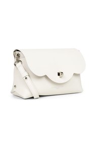 Borsa a tracolla in pelle bianca con design del ripiano a ondine, hardware argentato e tracolla regolabile. Finitura testurizzata e dettaglio del logo sulla parte anteriore.