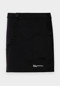 Crna skorts napravljena od glatkog materijala, s prednjim dugmetom, bočnom džepom i bijelim logotipom "KARL LAGERFELD JEANS" na rubu.