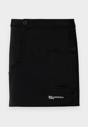 Schwarzer Skort aus glattem Stoff, mit einer vorderen Knopfleiste, seitlicher Tasche und weißem "KARL LAGERFELD JEANS" Logo am Saum.