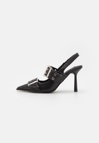 Črne usnjene slingback pete z ostrim nosom, srebrnimi zaponkami in 10-centimetrsko stiletto peto, z patchwork stranskimi podrobnostmi.