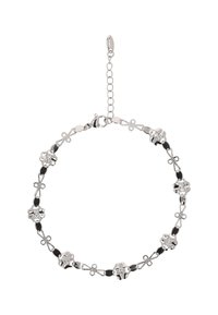 Ezüst színű karkötő virágmotívumokkal, fekete akcentusokkal és apró, tiszta kristály részletekkel. Állítható lánc kapcsos zárással.