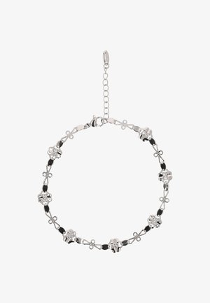 Náhrdelník v stříbrném odstínu s květinovými spojeními a černými akcenty, doplněný drobnými čirými krystalovými detaily. Nastavitelný řetízek s uzávěrem.