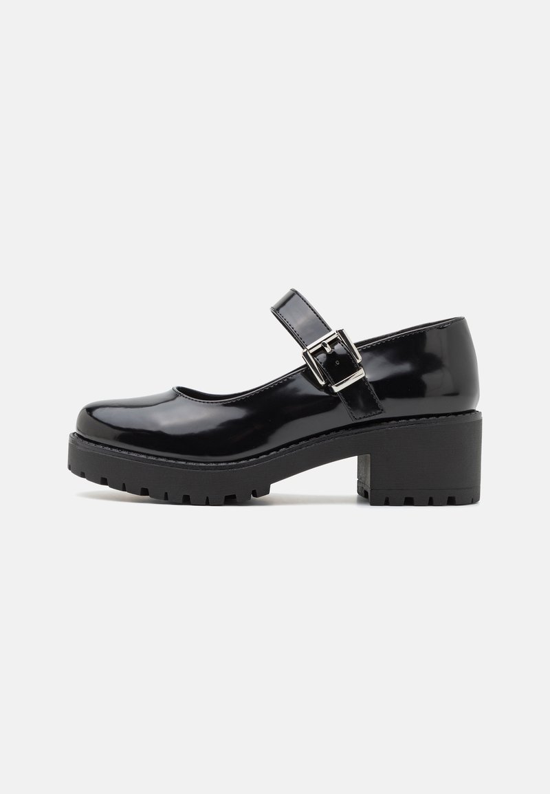 Chaussure Mary Jane en cuir verni noir avec talon carré, semelle rainurée et bride ajustable à boucle sur le cou-de-pied.