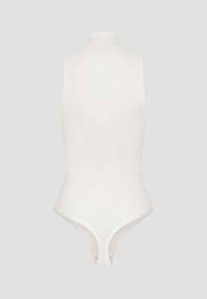 Weißer ärmelloser Body mit hohem Kragen, gerippter Textur und Riemen-Stil. Verfügt über glatte Kanten und ein figurnahes Design.