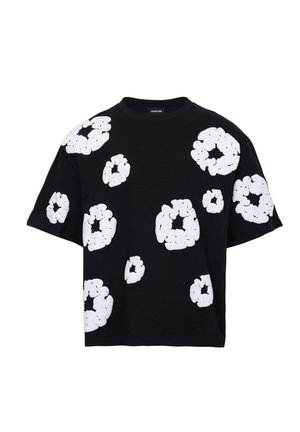 Maglietta nera a maniche corte con molteplici grandi disegni circolari bianchi simili a nuvole sparsi sul tessuto.