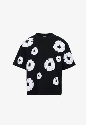 Maglietta nera a maniche corte con molteplici grandi disegni circolari bianchi simili a nuvole sparsi sul tessuto.