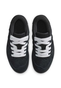 Bottes de sport en suédine noire avec des lacets blancs, panneaux en maille et semelle texturée. Présente un design épuré et des motifs courbes sur la tige.