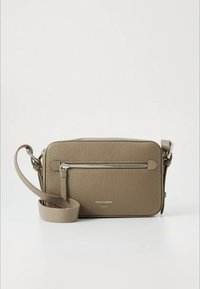 Négyszögletes, teveszínű bőr keresztpántos táska texturált felülettel, ezüst cipzáras zsebbel elöl, és állítható pánttal.