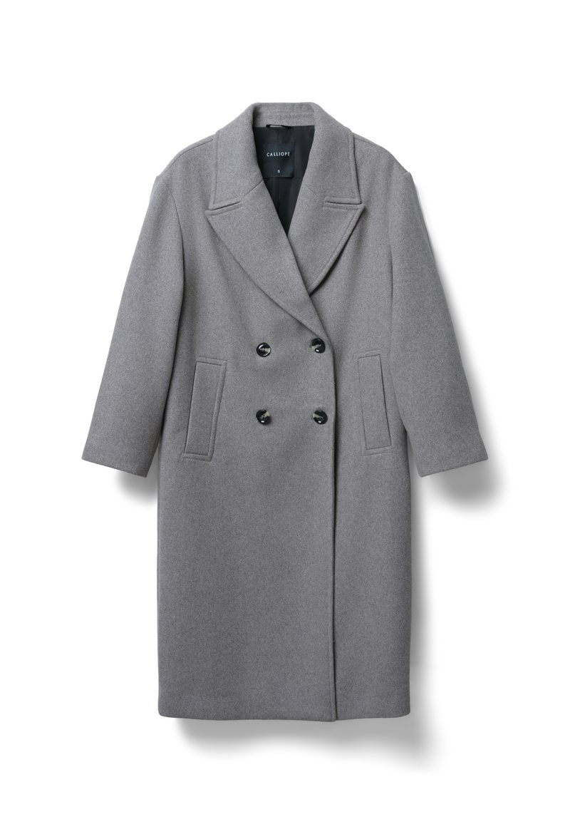 Grau melierter, doppelt gefütterter Wollmantel mit großen Revers, zwei vorderen Taschen und schwarzen Knopfdetails. Hat einen geraden Schnitt und Dreiviertelärmel.