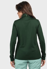 Langärmliges, dunkelgrünes Oberteil mit hohem Kragen, glatter Textur und kontrastierenden grünen Nähten auf der Rückseite. Geeignet für Sportbekleidung.