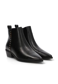 Botas de cuero negras hasta el tobillo con puntas afiladas, tacones bajos en bloque y detalles de tachuelas a lo largo de los lados exteriores. Textura suave en todo.