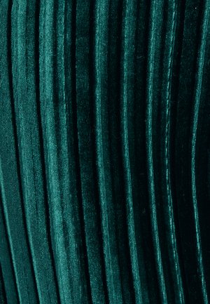 Tissu en velours d'un bleu sarcelle profond avec des rainures verticales étroites. La texture est douce et moelleuse, mettant en valeur un éclat lisse sur la surface.