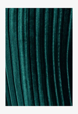 Tela de terciopelo en azul verdoso profundo con finas estrías verticales. La textura es suave y mullida, mostrando un brillo liso en toda la superficie.