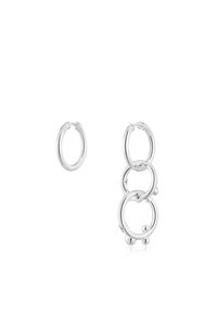 Pendientes de aro de plata con un gran diseño enlazado que presenta tres anillos circulares y pequeños acentos esféricos. Acabado suave y pulido.