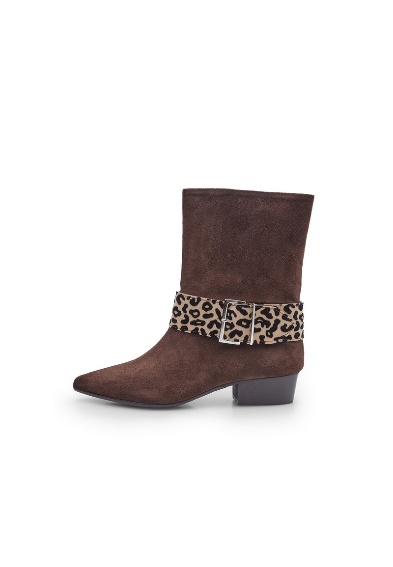 Bottine en cuir suédé marron avec un bout pointu et un faible talon carré, présentant une bande à imprimé léopard avec une boucle en argent.