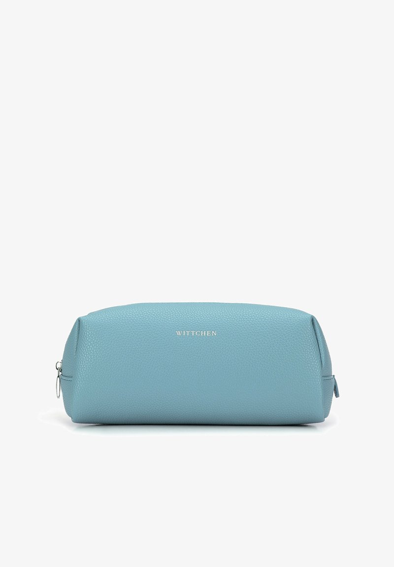 Lichtblauwe leren cosmetica tas met een gestructureerde afwerking, ronde vorm, zilveren rits en een relief "WITTCHEN" logo aan de voorkant.