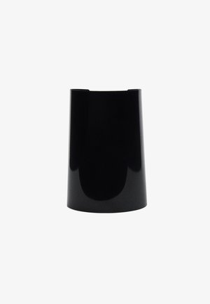 Czarna, błyszcząca ceramiczna doniczka o cylindrycznym kształcie i zwężającym się górze. Gładka tekstura, bez widocznych wzorów lub elementów metalowych.