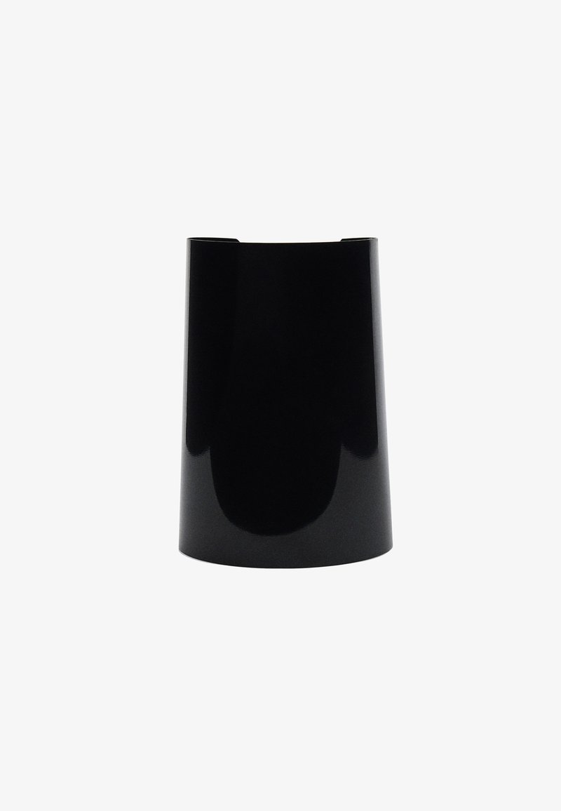 Czarna, błyszcząca ceramiczna doniczka o cylindrycznym kształcie i zwężającym się górze. Gładka tekstura, bez widocznych wzorów lub elementów metalowych.