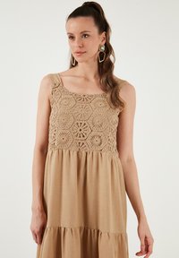 LELA REGULAR FIT jasny brąz