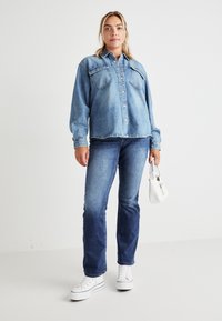 ONLY Carmakoma CARBROADWAY - Πουκαμίσα με κουμπιά - medium blue