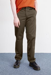 Carhartt WIP MASTER PANT oliwkowy