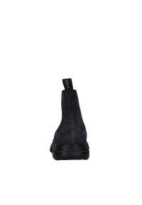 Stivali alla caviglia in suede nero con una finitura testurizzata, gambale alto e suola in gomma nera. Include un'etichetta di estrazione con marchio dorato.