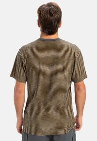 Gestreepte katoenen t-shirt in bruin en zwart met een ronde hals. Korte mouwen en een relaxte pasvorm, met een fijne horizontale streepjespatroon.