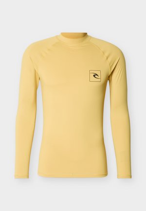 T-shirt anti-UV à manches longues jaune avec encolure ronde et petit logo noir en forme de vague dans un carré sur le côté gauche de la poitrine.