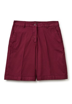 Pantalones cortos de algodón burdeos con cierre de botón, trabillas para cinturón, bolsillos laterales y dobladillos con vuelta sobre fondo blanco.