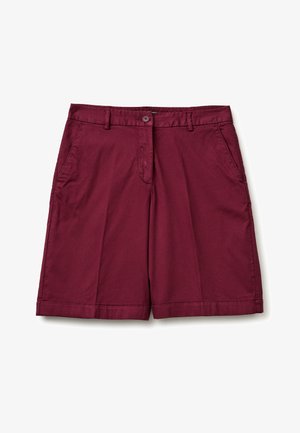 Bordeauxrode katoenen shorts met knoopsluiting, riemlussen, zijzakken en omgeslagen boorden op een witte achtergrond.