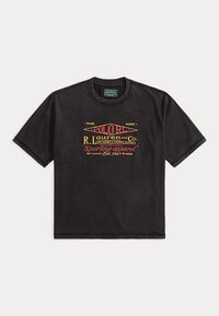 Μαύρο T-shirt με κοντά μανίκια και vintage στυλ κίτρινο και κόκκινο "Polo RL" και "R. Lauren and Co. Sporting apparel" γραφικό κείμενο μπροστά.