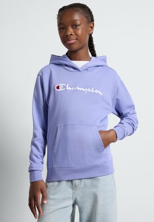 Sweatshirt à capuche violet en coton, arborant un logo "Champion" brodé en blanc et une poche kangourou à l'avant. Coupe standard.