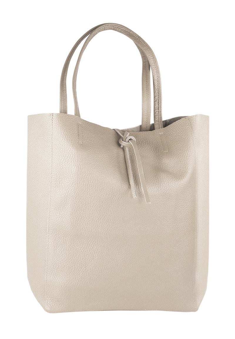 Sac cabas en cuir beige clair avec surface texturée, deux poignées robustes et fermeture à cordon coulissant en haut. Forme simple et rectangulaire.