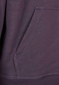 Donkerpaars sweatshirt met een voorzak met schuine opening, geribde zoom en een gladde textuur. Stikseldetails zichtbaar.