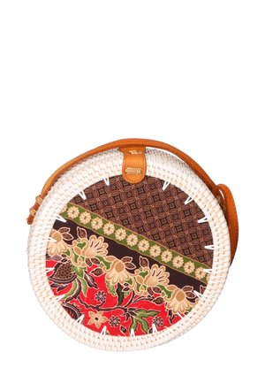 Ronde rieten tas met bruine en rode stoffen panelen, leren band en geweven textuur. Kenmerkt bloem- en geometrische patronen.