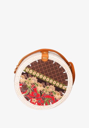 Ronde rieten tas met bruine en rode stoffen panelen, leren band en geweven textuur. Kenmerkt bloem- en geometrische patronen.