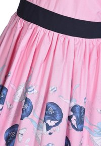 Růžové látkové šaty s nařasenou sukní, černým pasem a potiskem modro-vlasých postav a motýlů.
